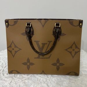 Like New Louis Vuitton Onthego MM Reverse Monogram
Work career style Tote Bag